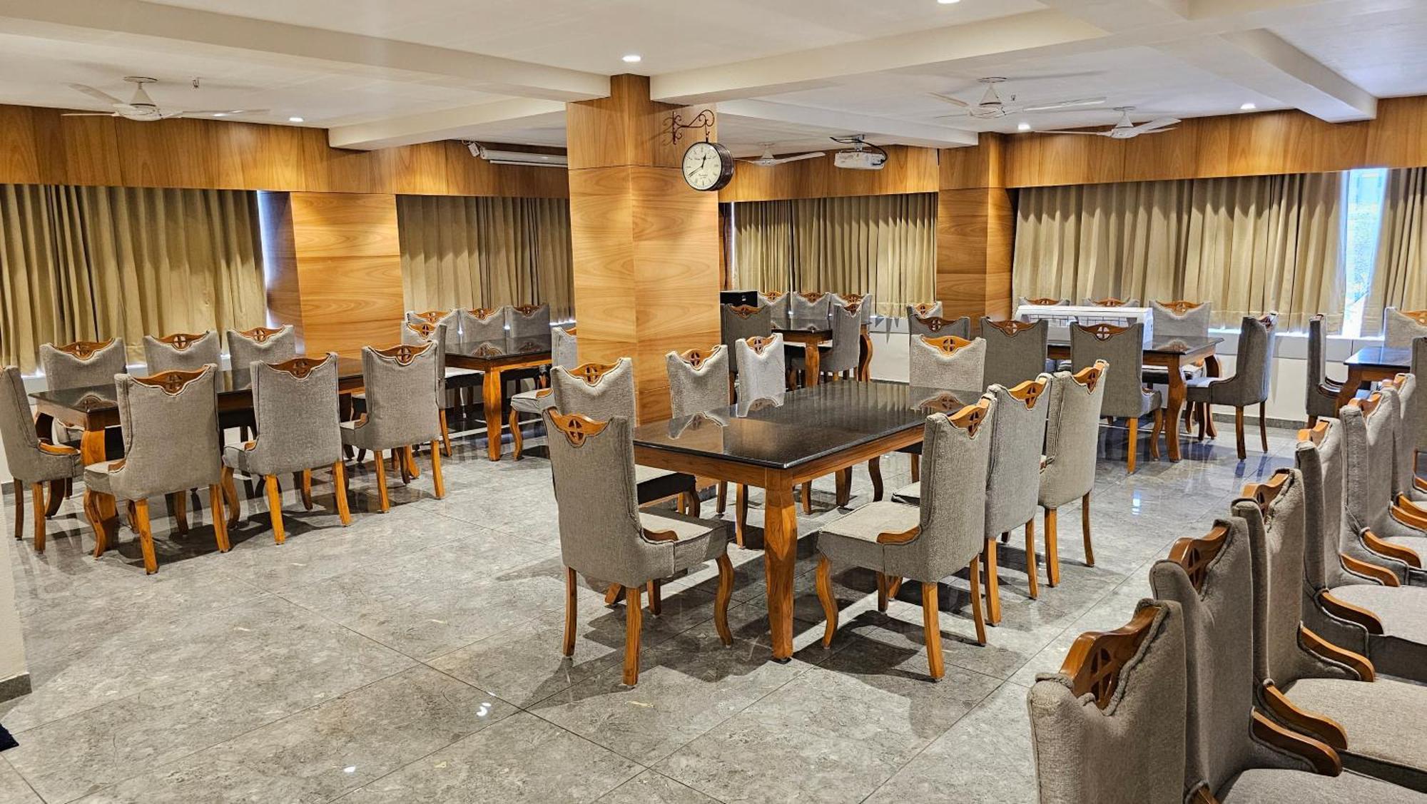 Rds Hotel 阿穆达巴 外观 照片